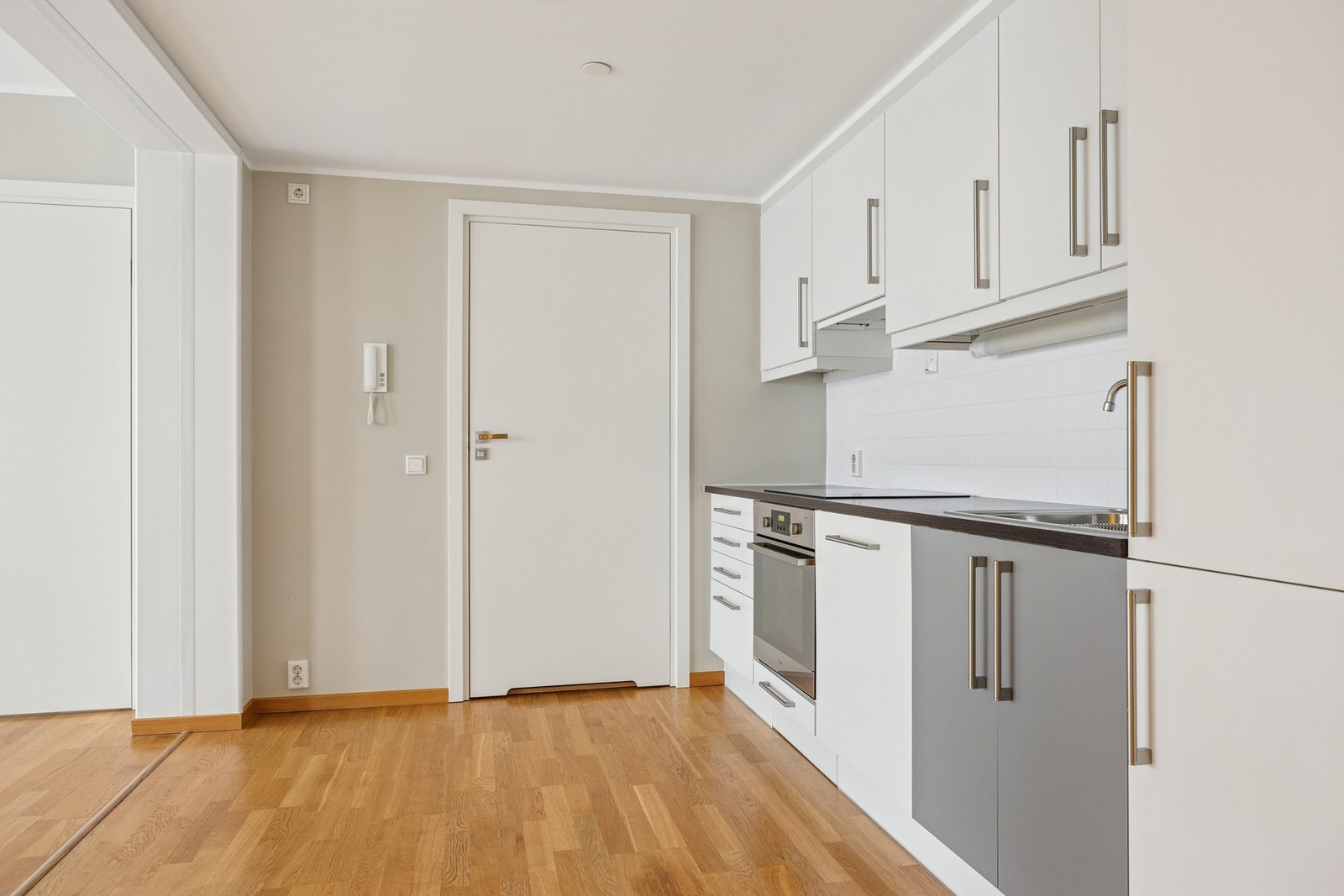 Kjøkkenet er godt utstyrt med integrert stekeovn, platetopp, oppvaskmaskin og kjøleskap med frysedel. Galleribilde