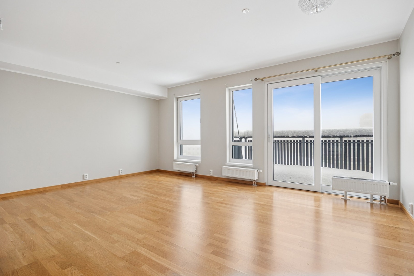 Innvendig fremstår boligen som lys og moderne, med parkett og fliser på gulvene samt malte flater på vegger og i himling. Galleribilde