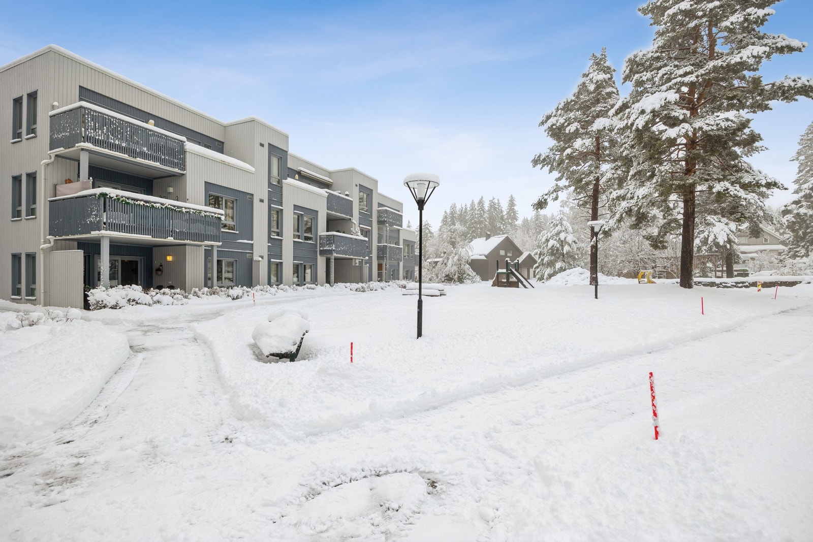 Heimdal sentrum ligger kun få minutter unna og byr på et bredt utvalg av butikker, caféer, spisesteder, treningssentre og dagligvarebutikker som Coop Extra og Rema 1000. Galleribilde