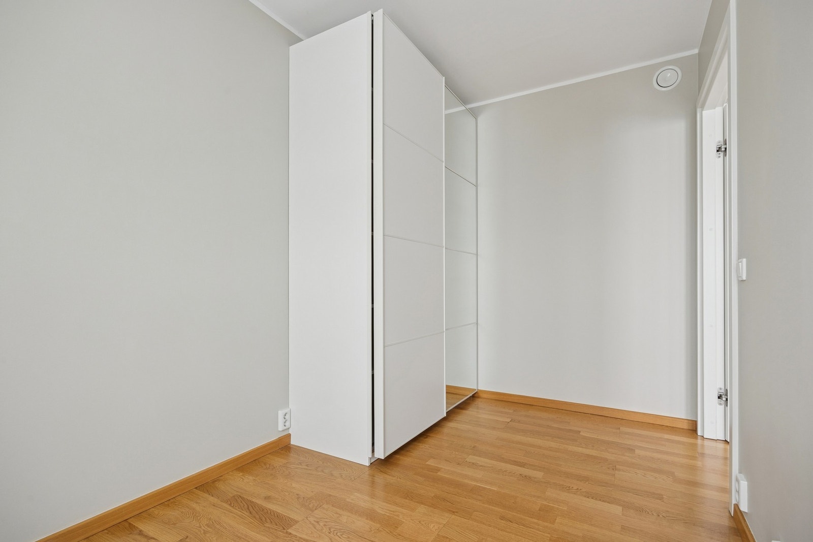 Her er det plass til seng, garderobeløsning og nødvendig møblement. Galleribilde