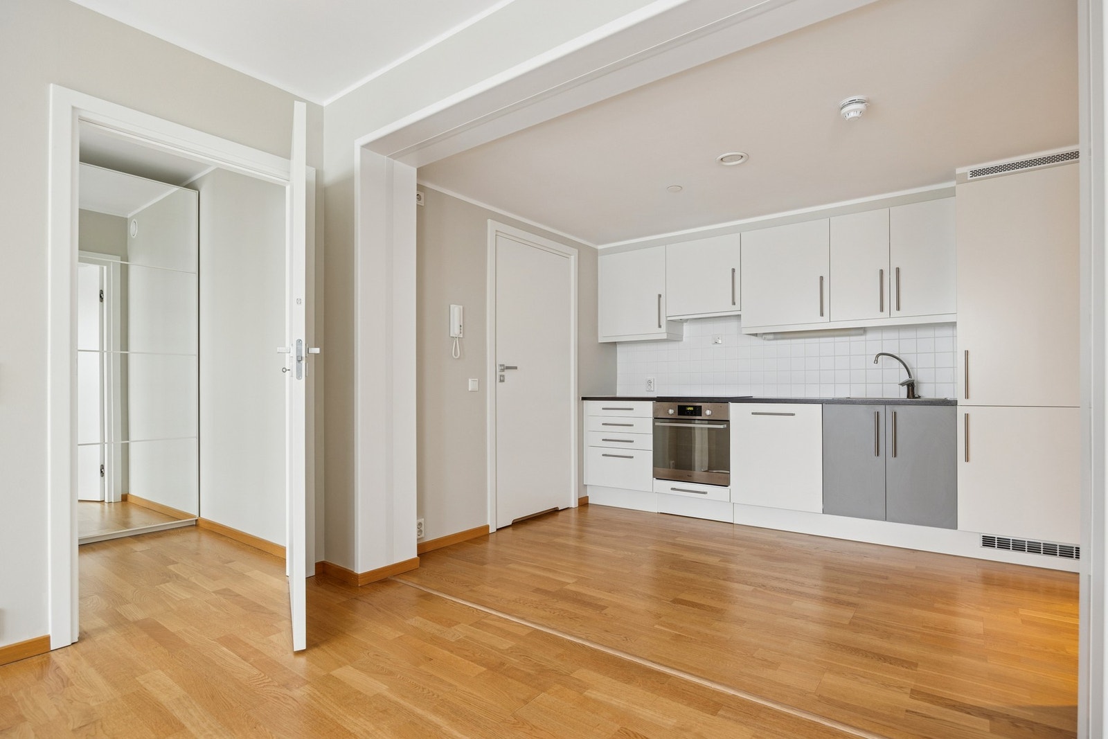 Leiligheten har balansert ventilasjon fra byggeår, radiatorer tilkoblet felles varmesentral og elektriske varmekilder som gir en stabil og behagelig temperatur året rundt. Galleribilde