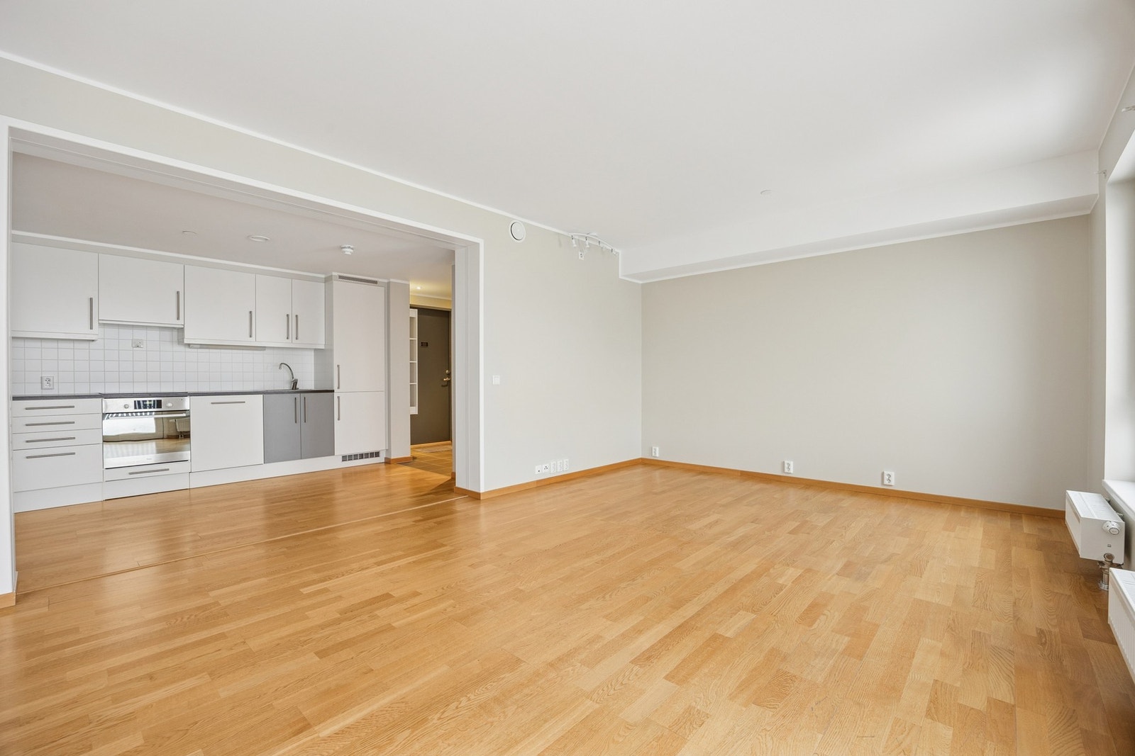 Leiligheten hadde opprinnelig en 3-roms planløsning, men er omgjort til en romsligere 2-roms ved å utvide stuen. Galleribilde