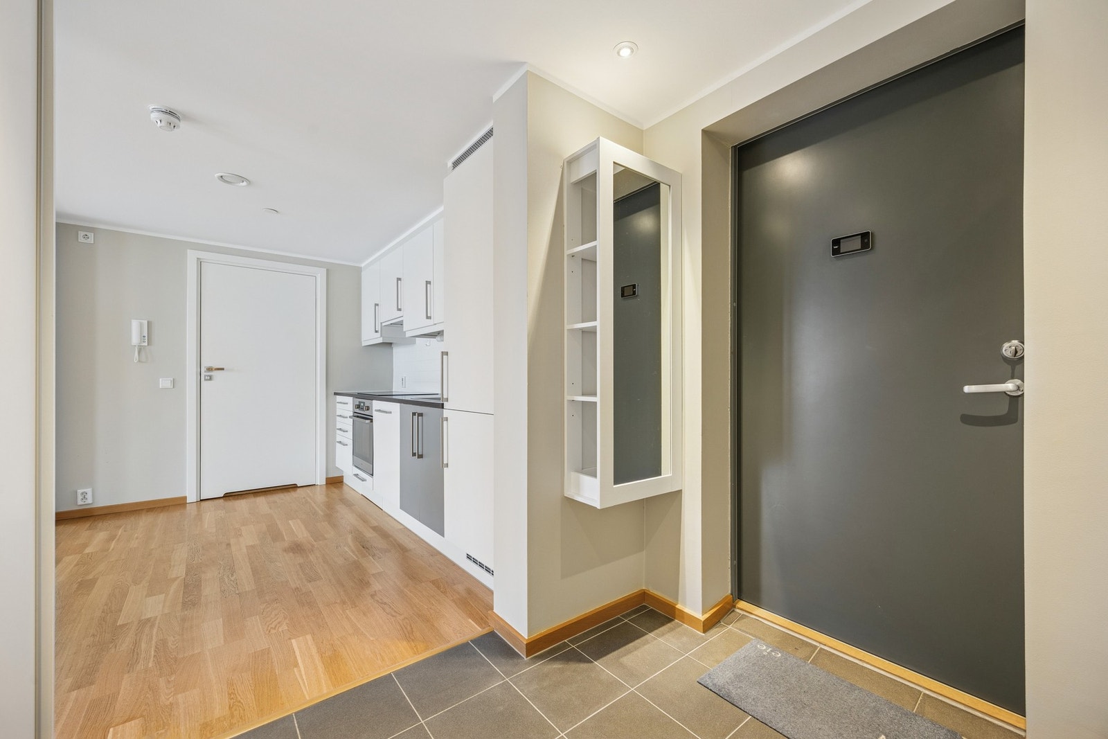 Leiligheten ligger i byggets 4. etasje og byr på en gjennomtenkt planløsning, gode kvaliteter fra byggeår (2014). Galleribilde