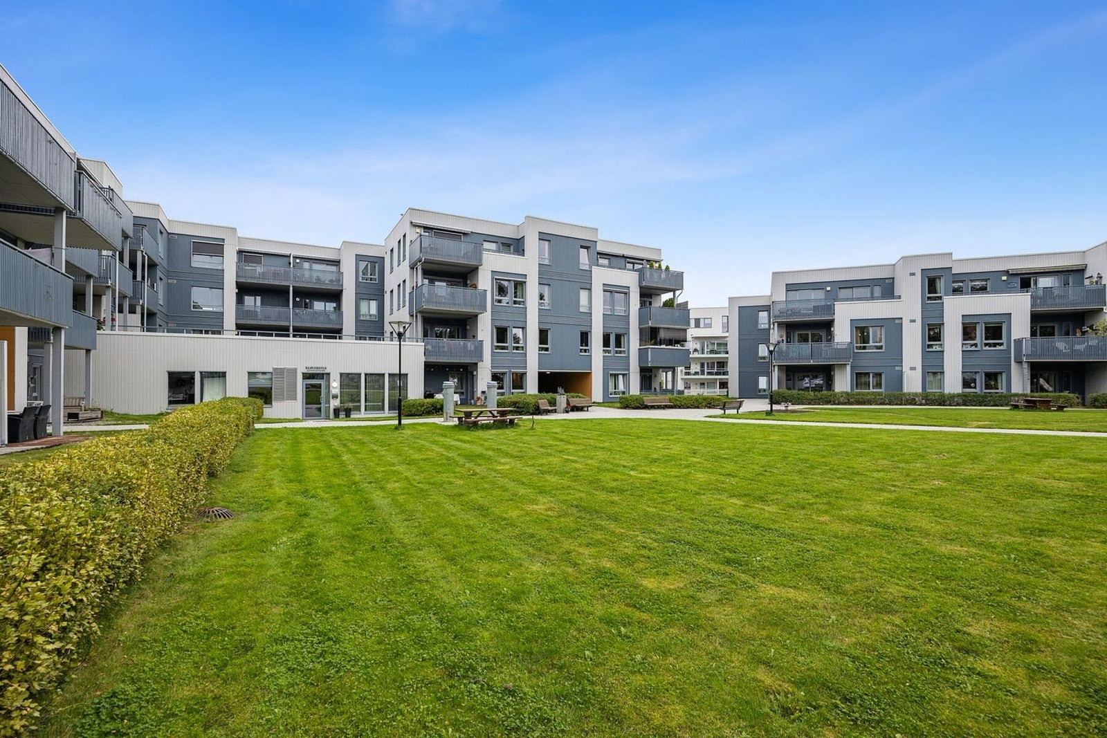 Kollektivtilbudet er svært godt, med hele 12 busslinjer som betjener området. Heimdal stasjon ligger omtrent 4 minutter unna, og gir enkel tilgang til både buss og tog. Galleribilde