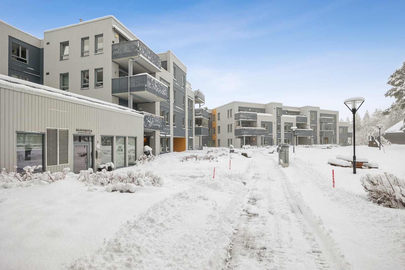 Kløverstua står til disposisjon for seksjonseiere og kan leies til ulike arrangementer, som bursdager, konfirmasjoner, selskap eller andre sosiale sammenkomster. Galleribilde