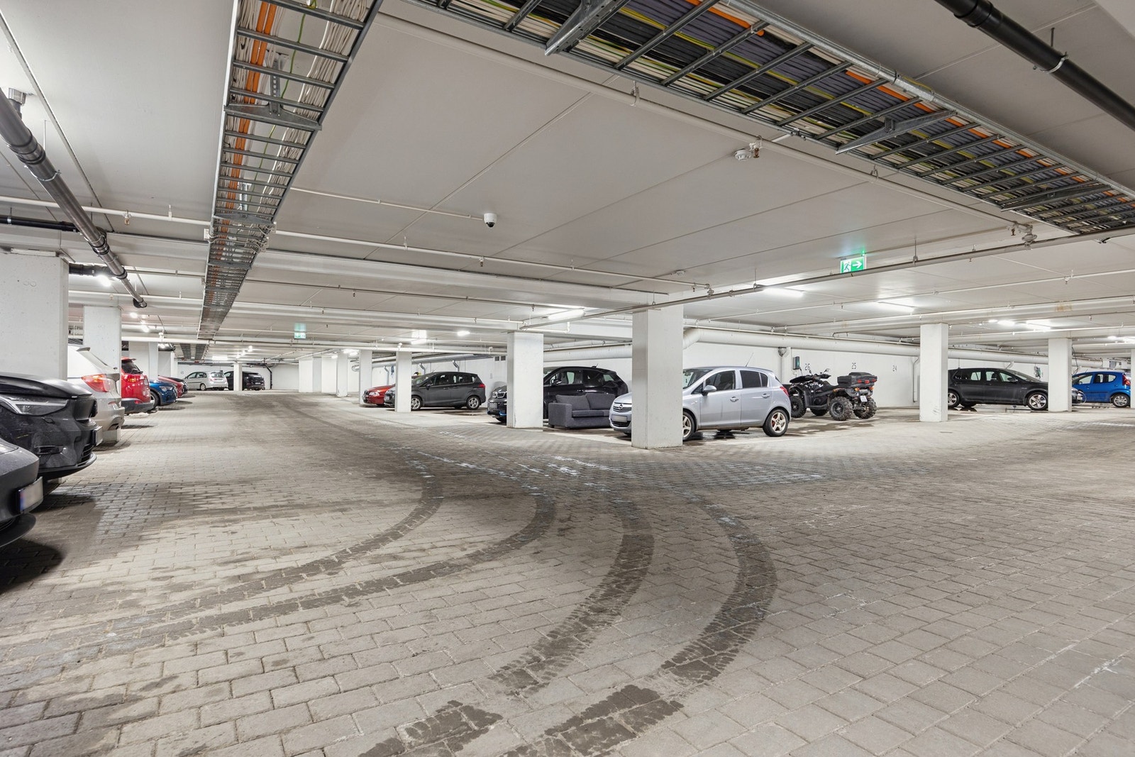 Leiligheten disponerer egen parkeringsplass i felles garasjeanlegg. Galleribilde