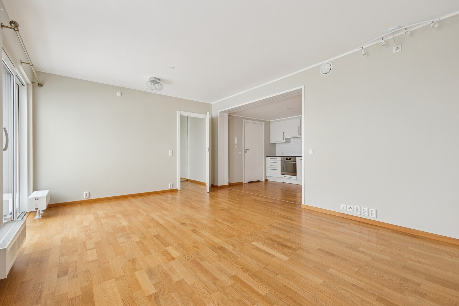 Fellesutgiftene utgjør kr. 2 730,- pr. måned og inkluderer driftsdel, heis, fjernvarme, parkering, filter/service, kabel-TV og bredbånd. Galleribilde