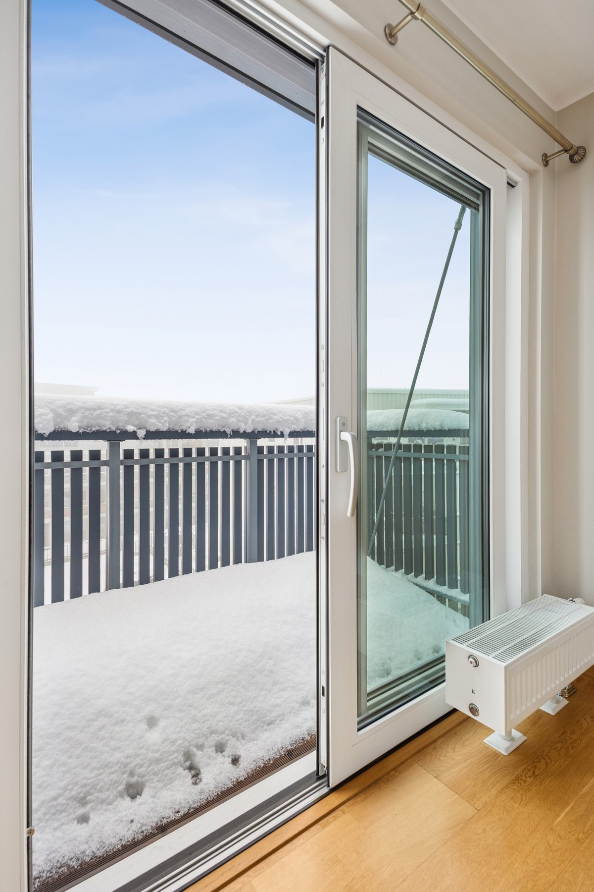 Fra stuen er det utgang til en balkong på 3 m² som gir ekstra lys og luft til oppholdsrommet. Galleribilde