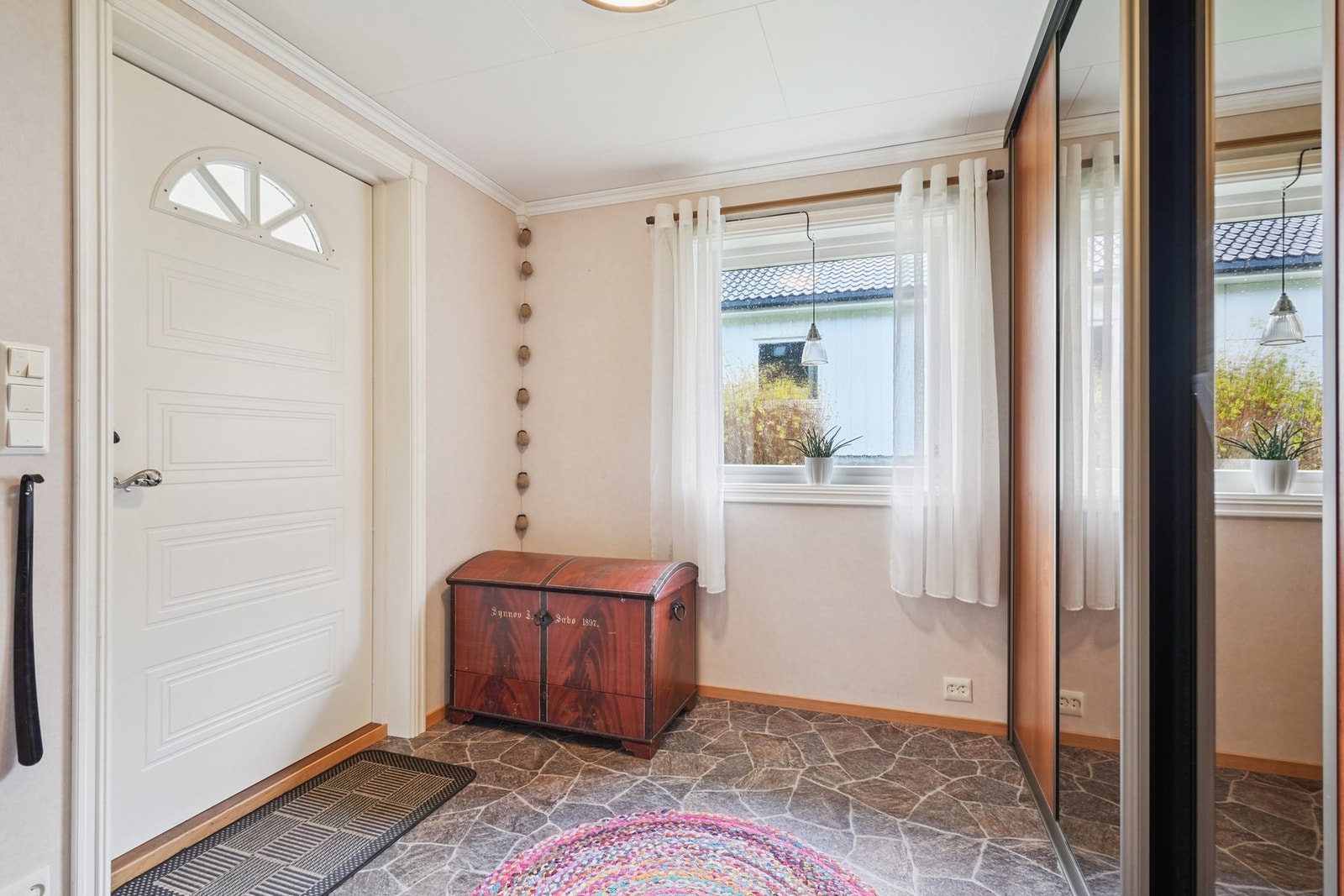 Entré med skyvedørsgarderobe Galleribilde