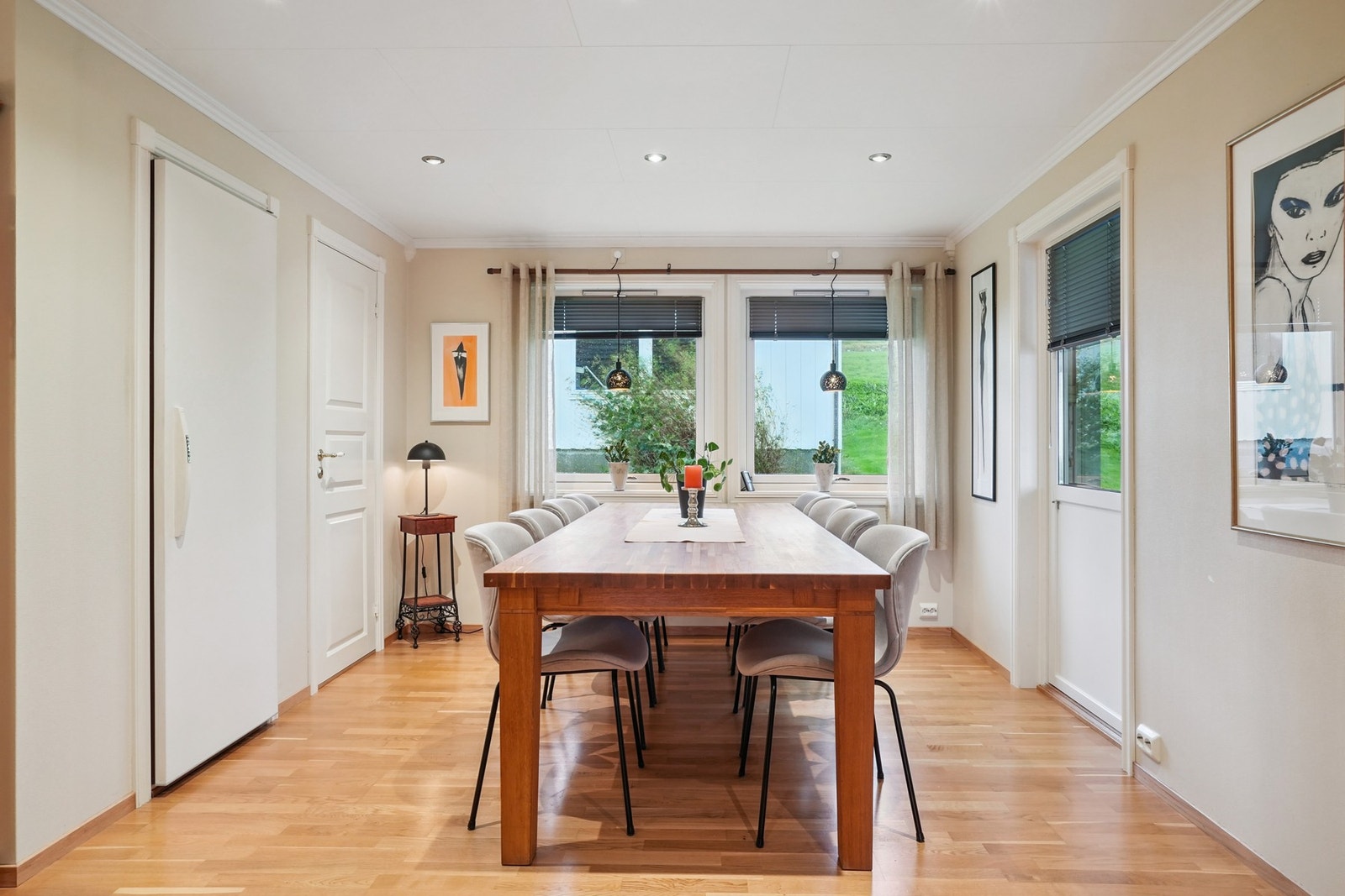 Fra stue og kjøkken er det inngang til spisestue. Her er det utgang til utestue og terrasse Galleribilde