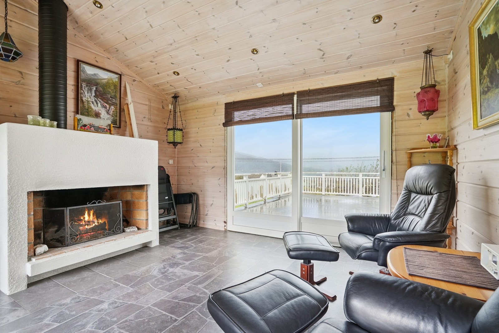 Romslig utestue med videre utgang til terrasse Galleribilde