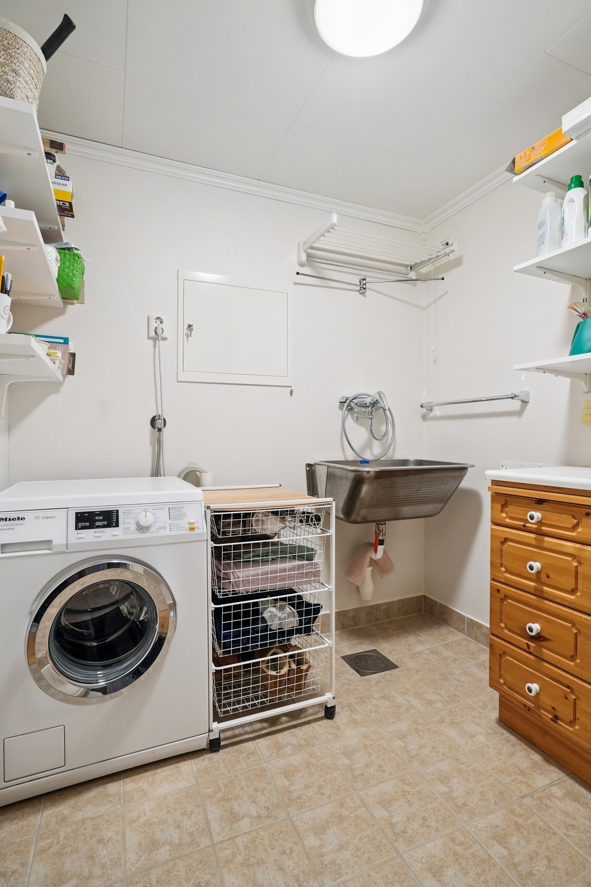 Vaskerom / bod i hovedetasje. Praktisk plassert i gang ved entré Galleribilde