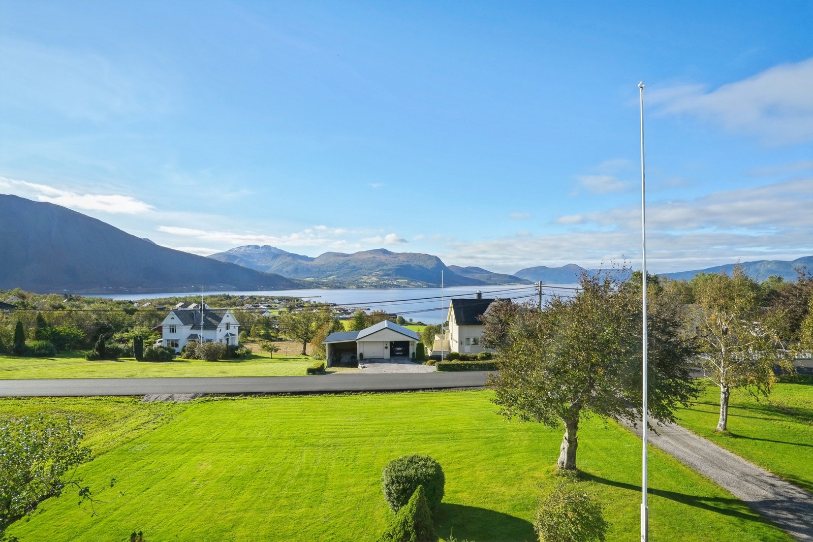 Stor enebolig på 337 m2 med flott utsikt. Pent opparbeidet tomt på 11,7 mål Galleribilde