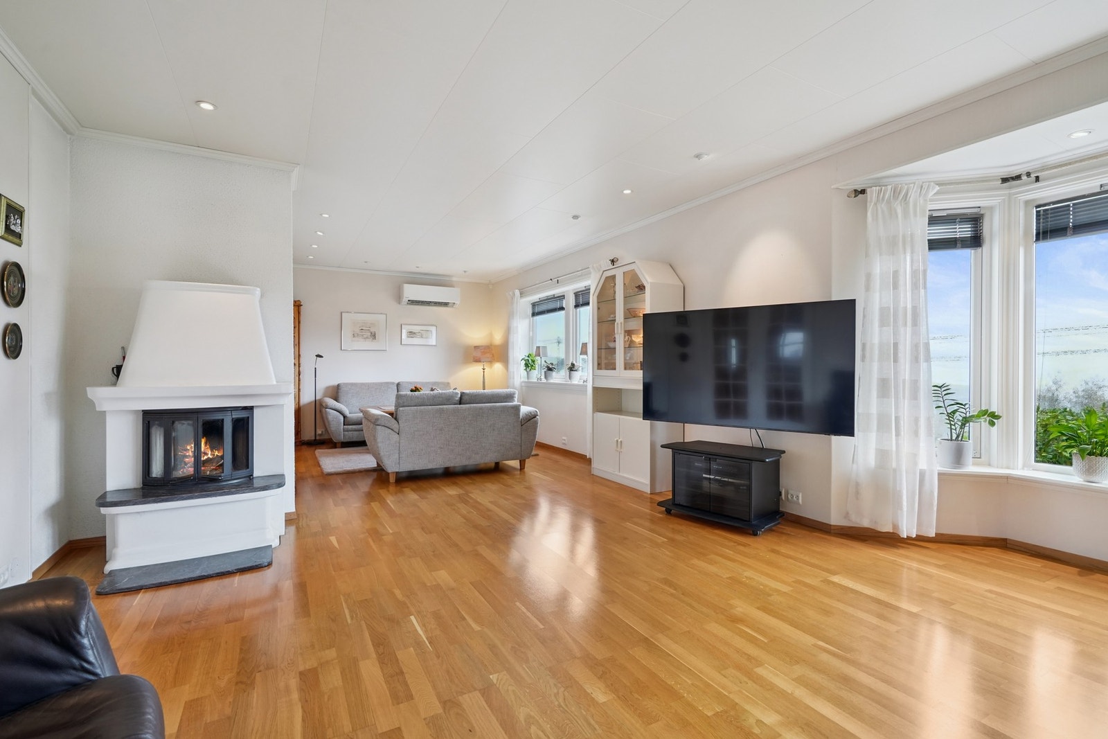 Både varmepumpe og vedovn i stue Galleribilde