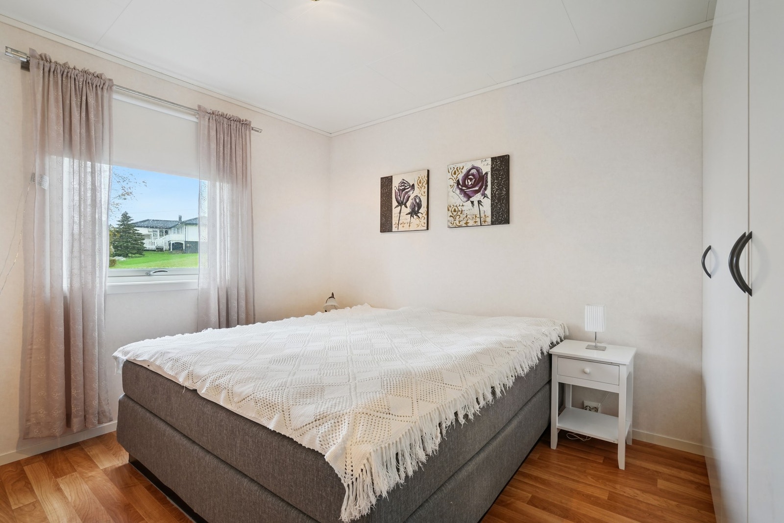 Soverom i hovedetasje. Totalt har huset 5 soverom, 4 stuer, 3 bad og 2 vaskerom Galleribilde