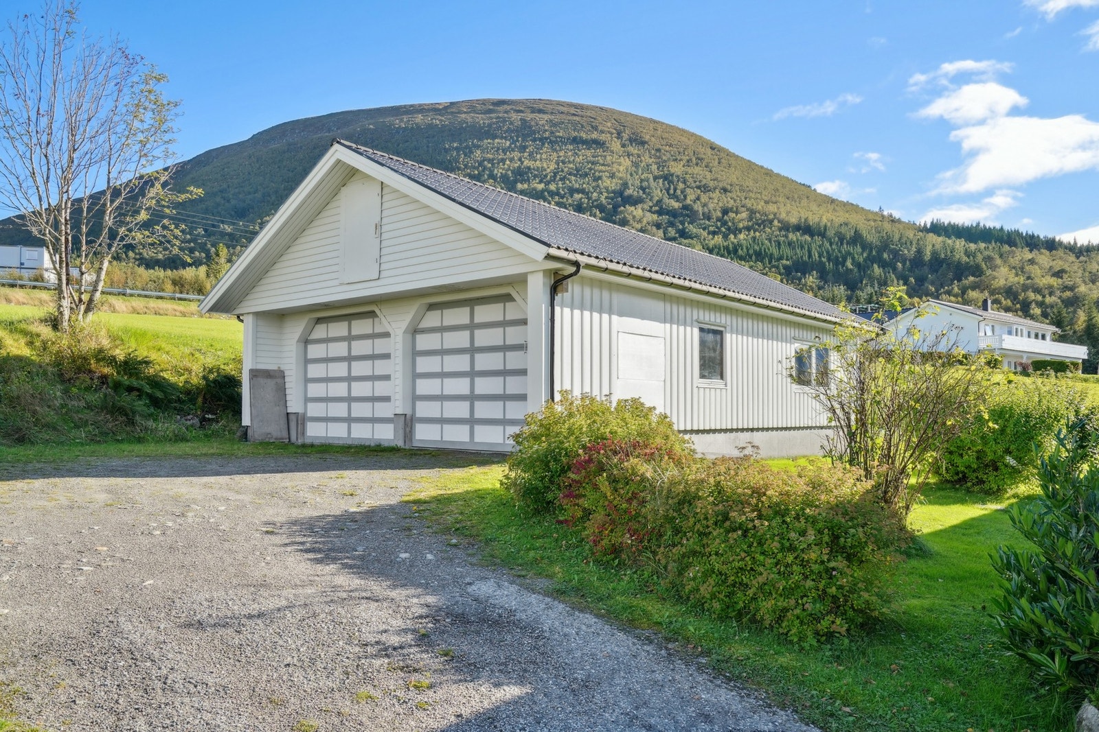 Stor dobbelgarasje med hems på hele 92 m2. I tillegg følger det også med en frittstående enkeltgarasje og to integrerte garasje Galleribilde