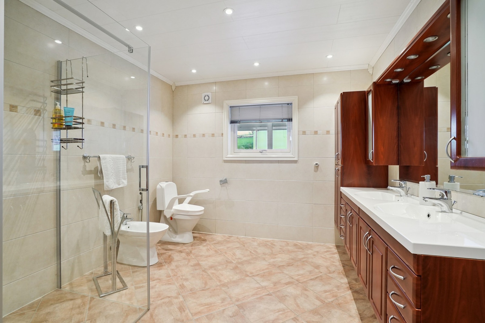 Romslig, flislagt bad i hovedetasje Galleribilde