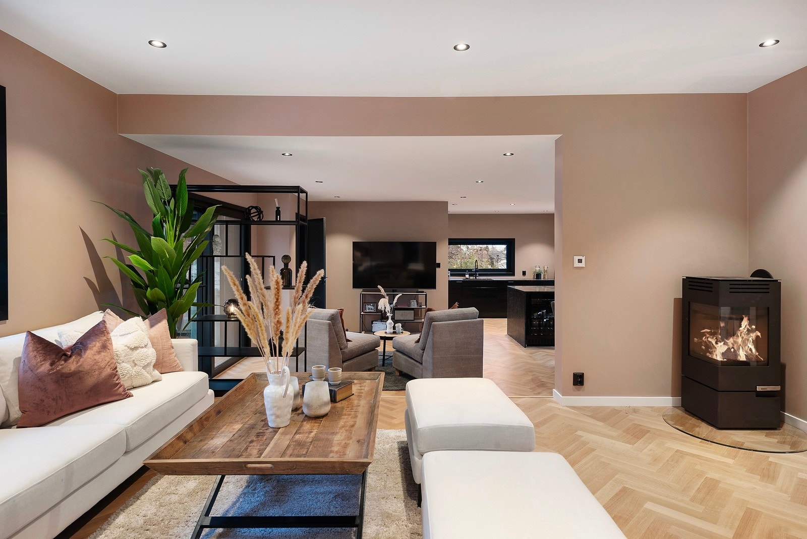 Her er det satt opp en solid varmeovn til kos og hygge Galleribilde