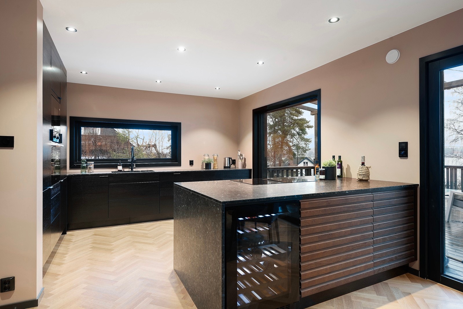 Kjøkkenet, som var nytt i 2024, har et stilfullt og tidsmessig design med gode benkeplater. Galleribilde