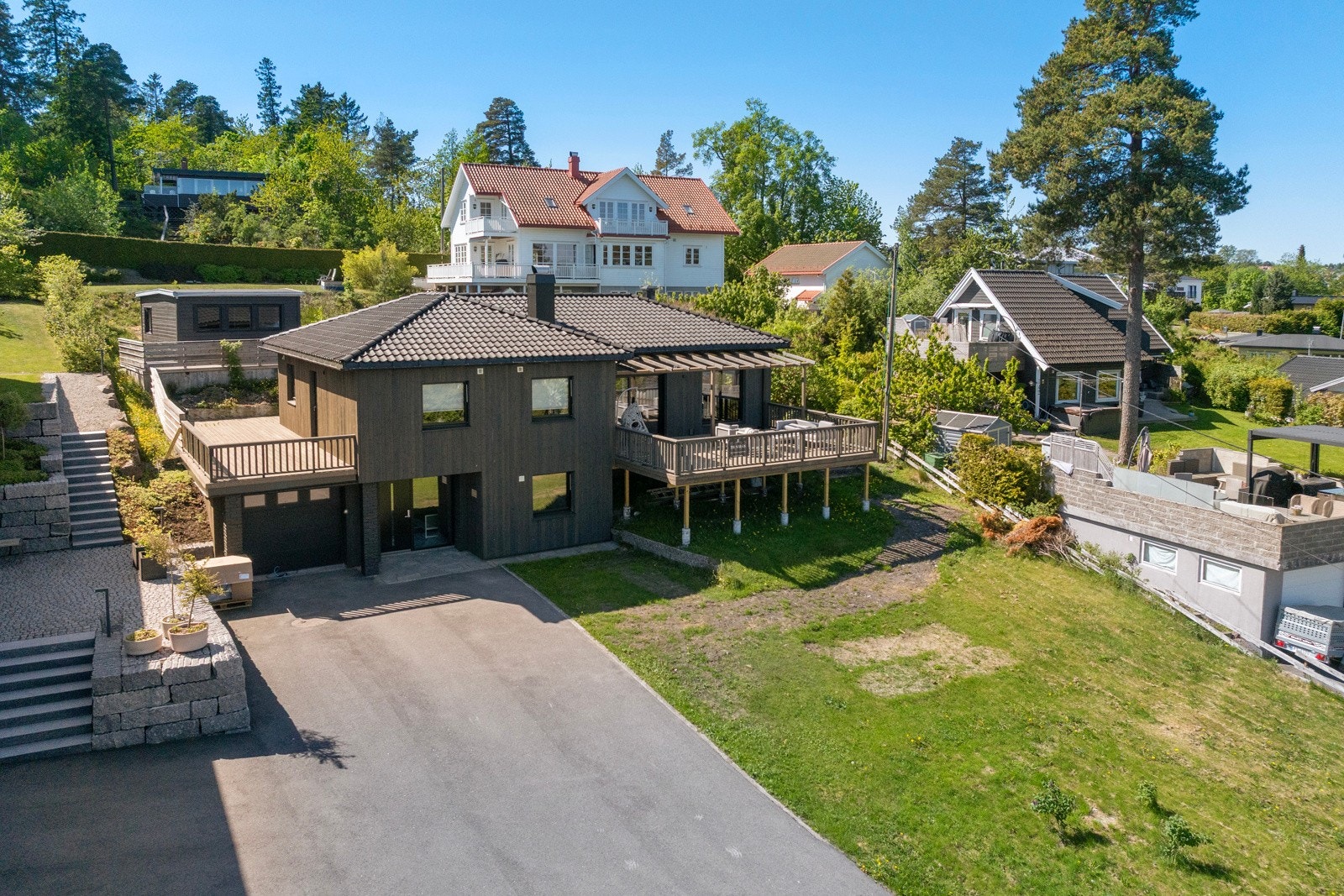 Boligen er stilfullt oppgradert både ute og inne i 2023/2024. Lagt inn El-billader. Galleribilde