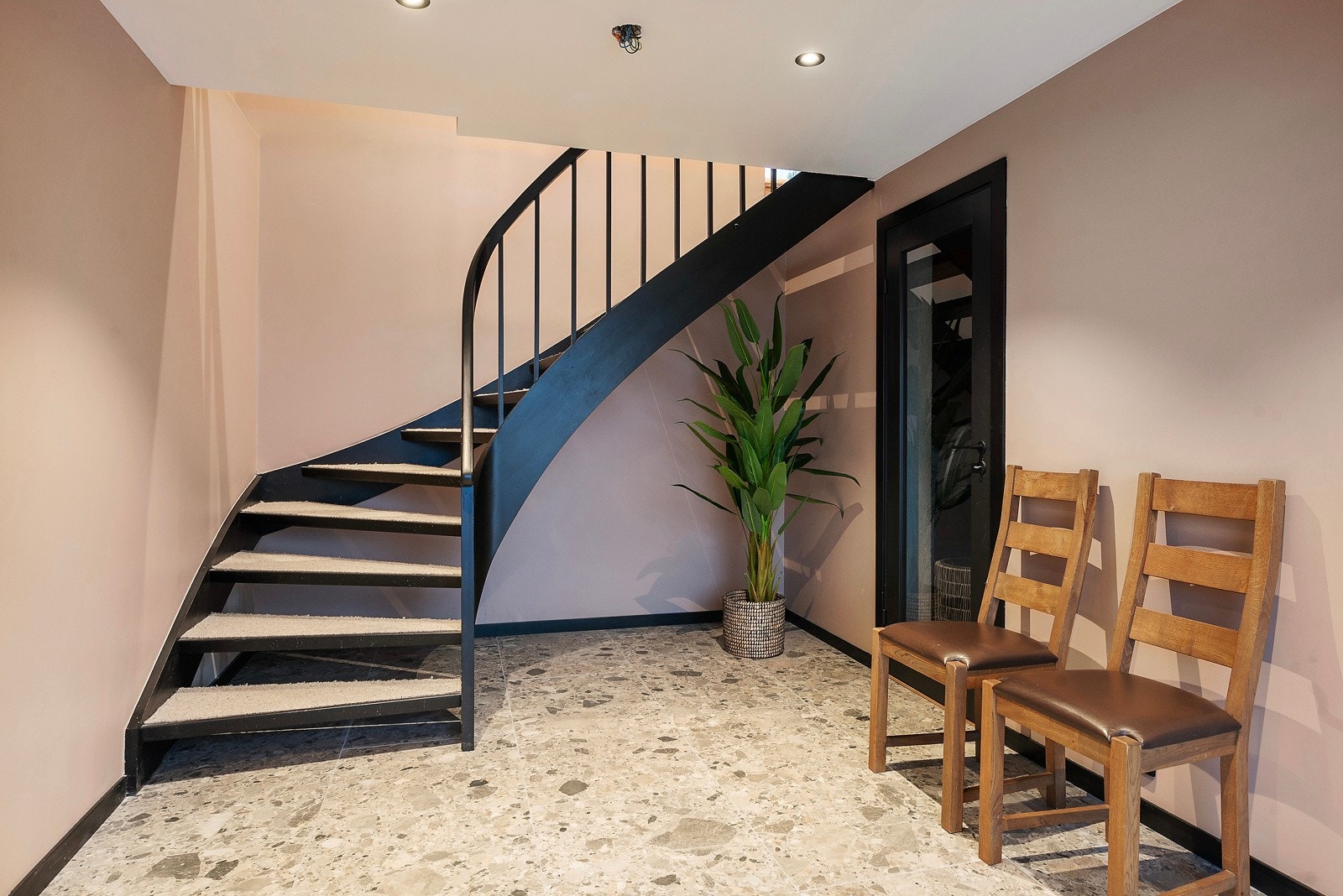 Her er det lagt store terrazzofliser på gulv med gulvvarme. Galleribilde