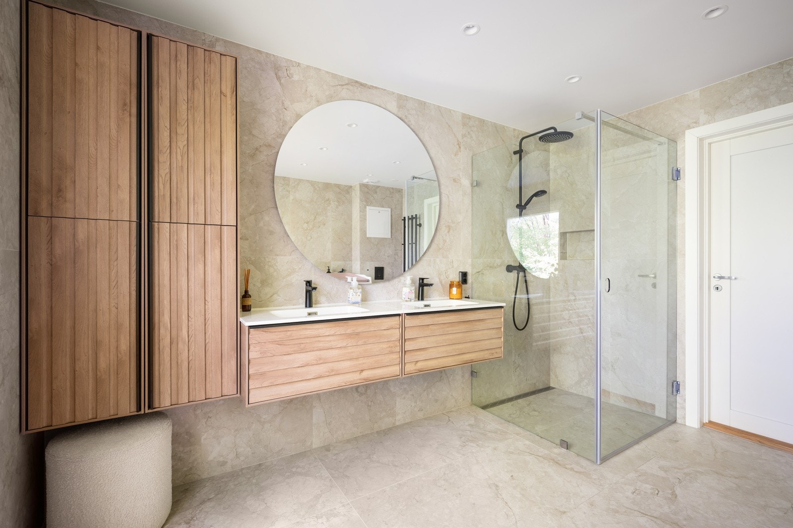 Bad nummer to er fra 2023 med flislagte vegger, flislagt gulv med varmekabler og slett himling med innfelte downlights Galleribilde