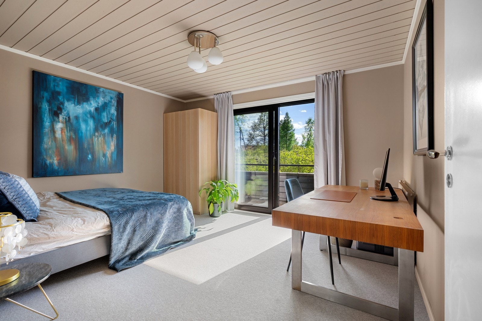 Soverom nummer to er også av god størrelse og fremstår lyst og innbydende. Skyvedør ut til balkong gir godt lysinnslipp og enkel tilgang til uteplassen Galleribilde