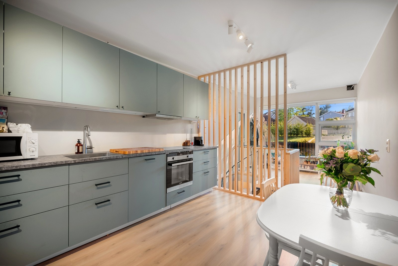 Hybel over to plan med egen inngang. Hybelen består av kjøkken, bad, stue i kjeller, ett soverom og ett disponibelt rom Galleribilde