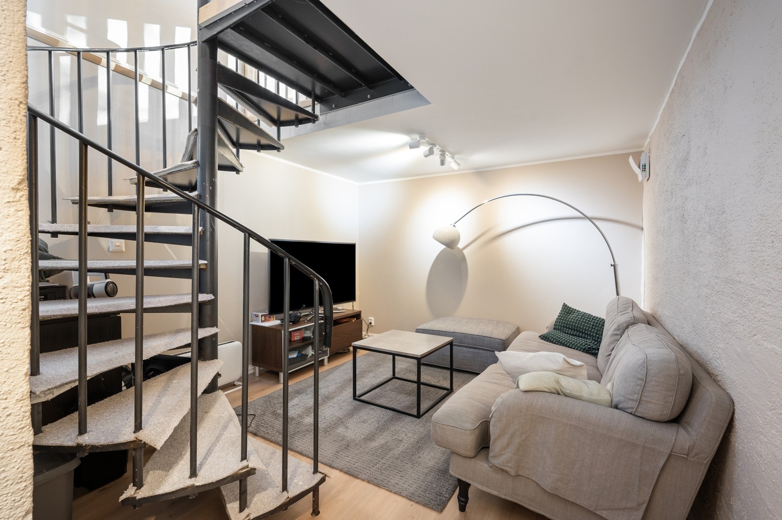 Underetasjen har en koselig kjellerstue Galleribilde