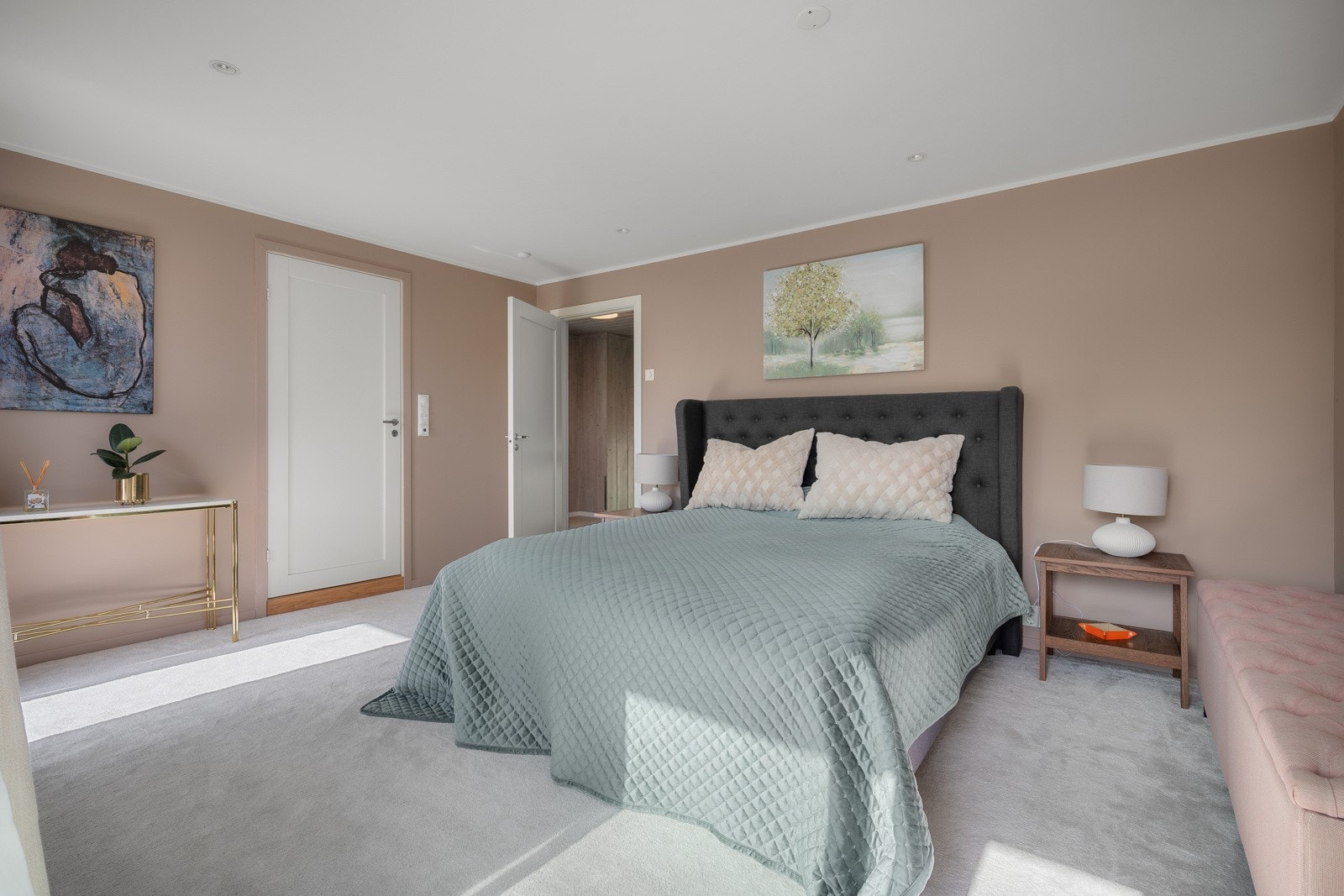 Store vindusflater gir rikelig med naturlig lys, og det er plass til både dobbeltseng og øvrig møblering Galleribilde