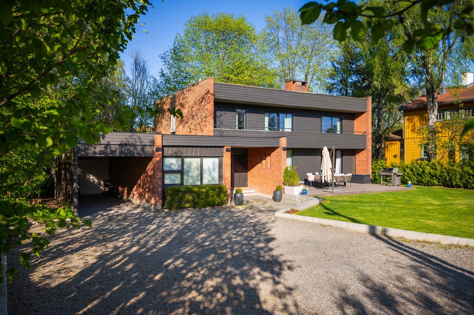 Hagen er omkranset av hekk og beplantning som gir god skjerming mot innsyn Galleribilde