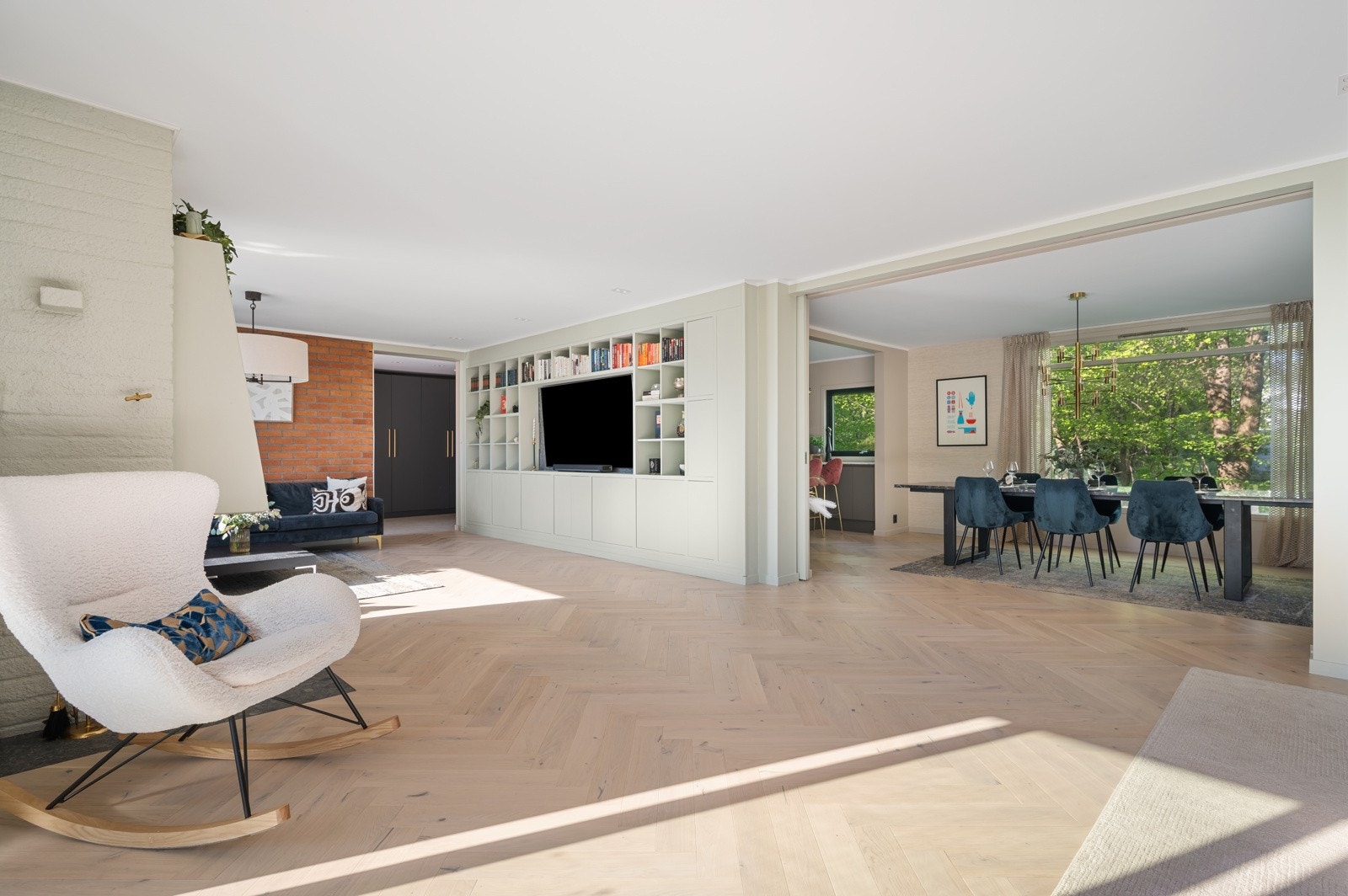 Stuen har en fleksibel planløsning med plass til både sofagruppe og øvrig møblement Galleribilde