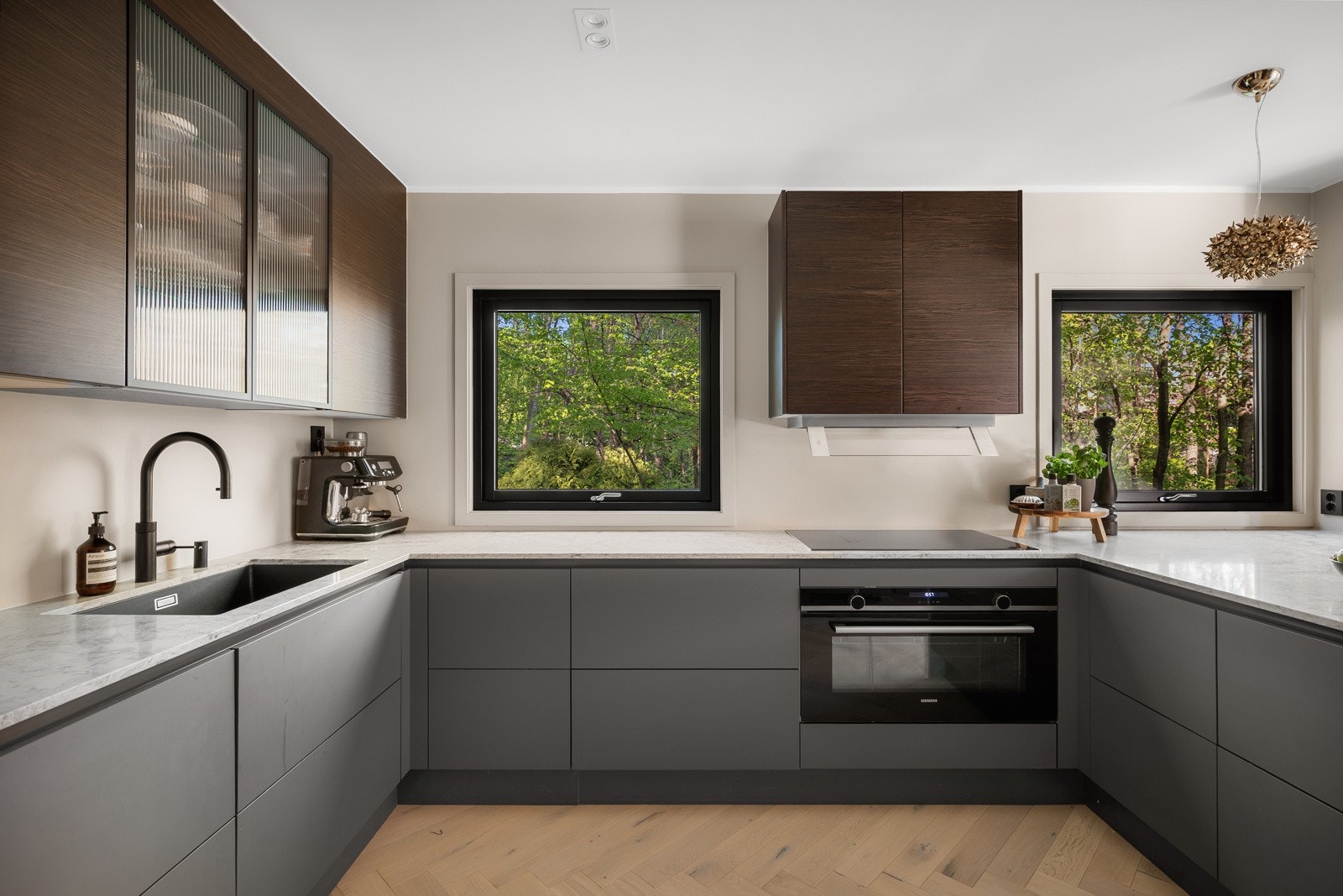 Kjøkkenet fremstår som moderne og stilrent med innredning fra HTH Galleribilde