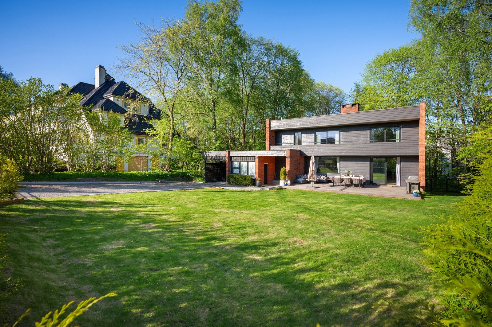 Eiendommen har et stort og solrikt uteområde med pent opparbeidet hage og romslig plen som egner seg godt til lek, aktivitet og sosiale sammenkomster Galleribilde