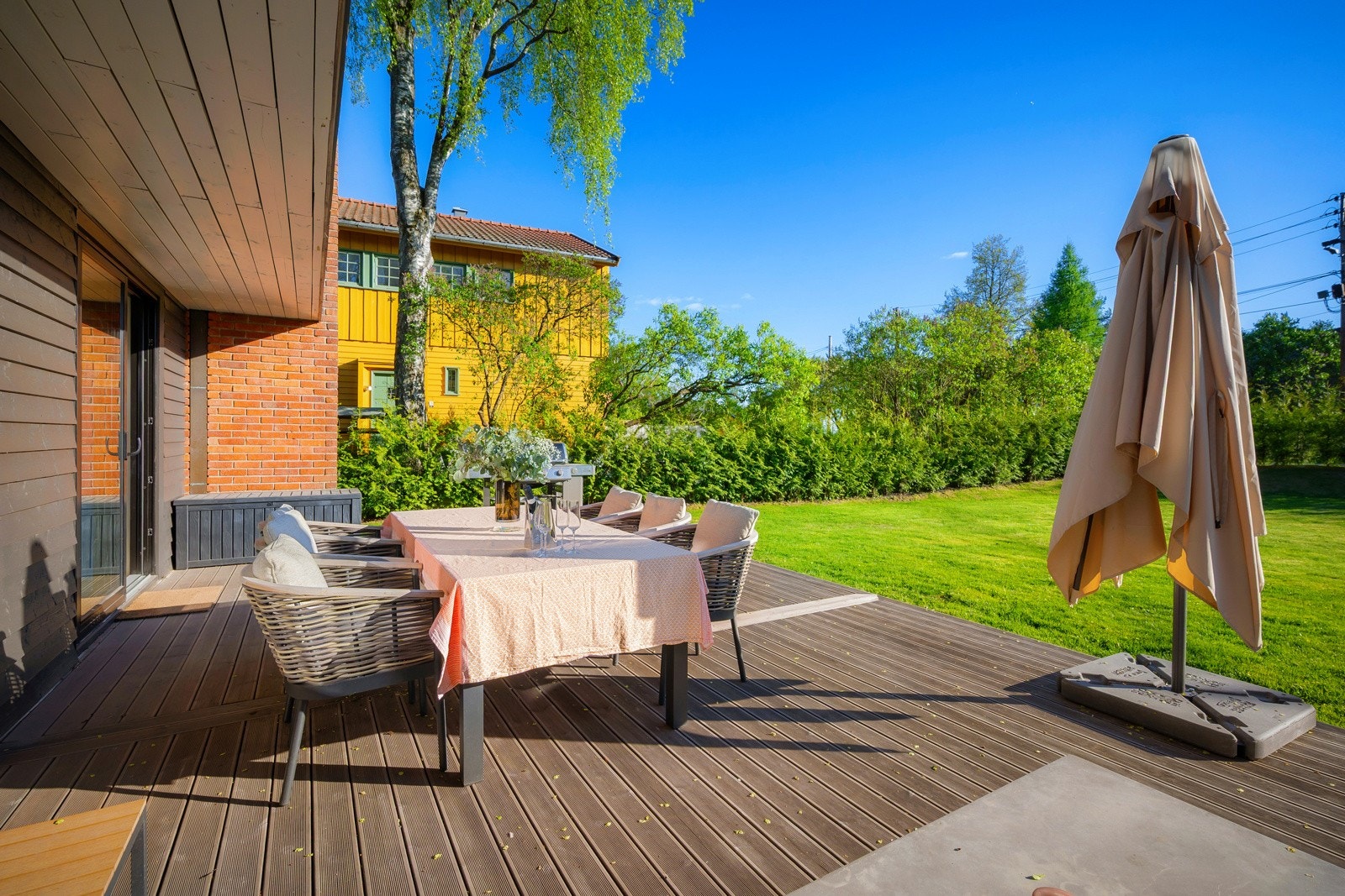 Terrassen gir direkte adkomst til hagen Galleribilde