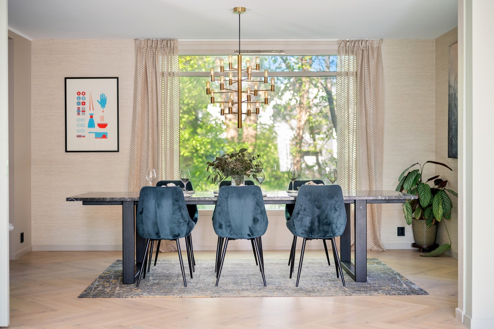 I tilknytning til kjøkkent ligger en lys og romslig spisestue som gjør det enkelt å samle familie og gjester Galleribilde