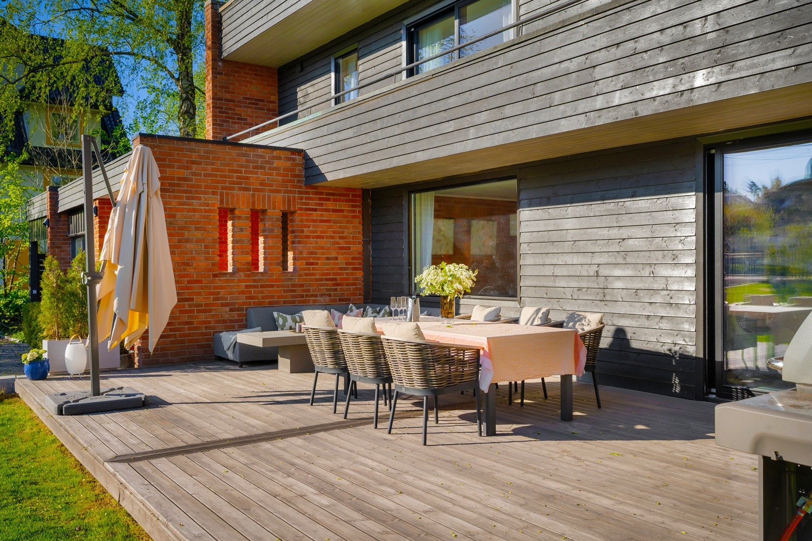 Fra stuen er det utgang til en romslig terrasse fra 2023, belagt med MøreRoyal terrassebord Galleribilde