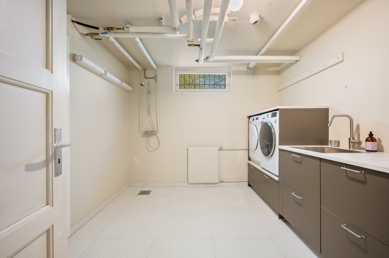 Vaskerommet ble nylig oppgradert med malte overflater og nytt inventar, mens den bakenforliggende konstruksjonen er av eldre dato Galleribilde