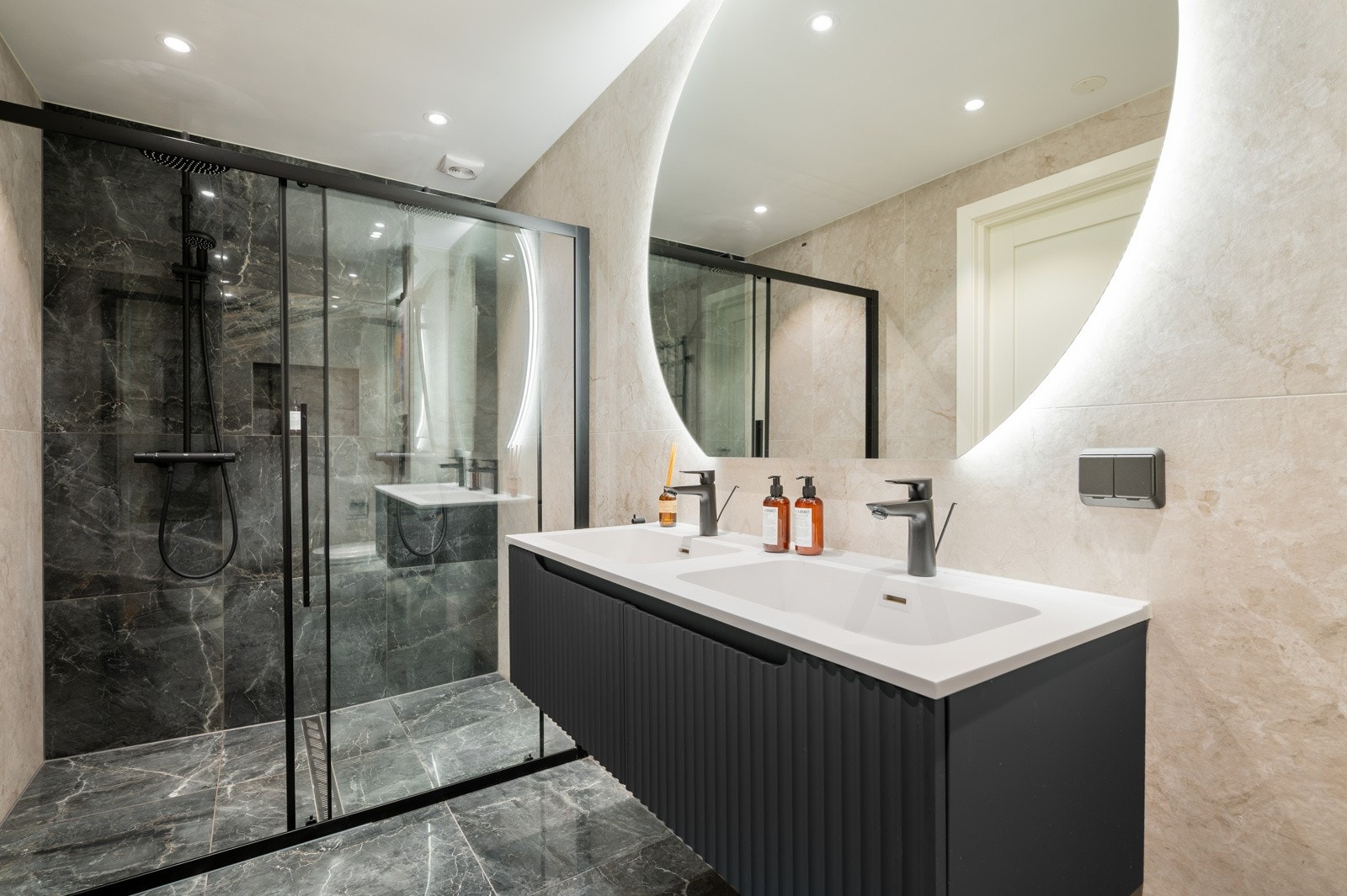 Lekkert bad fra 2023 med direkte adkomst fra hovedsoverommet Galleribilde