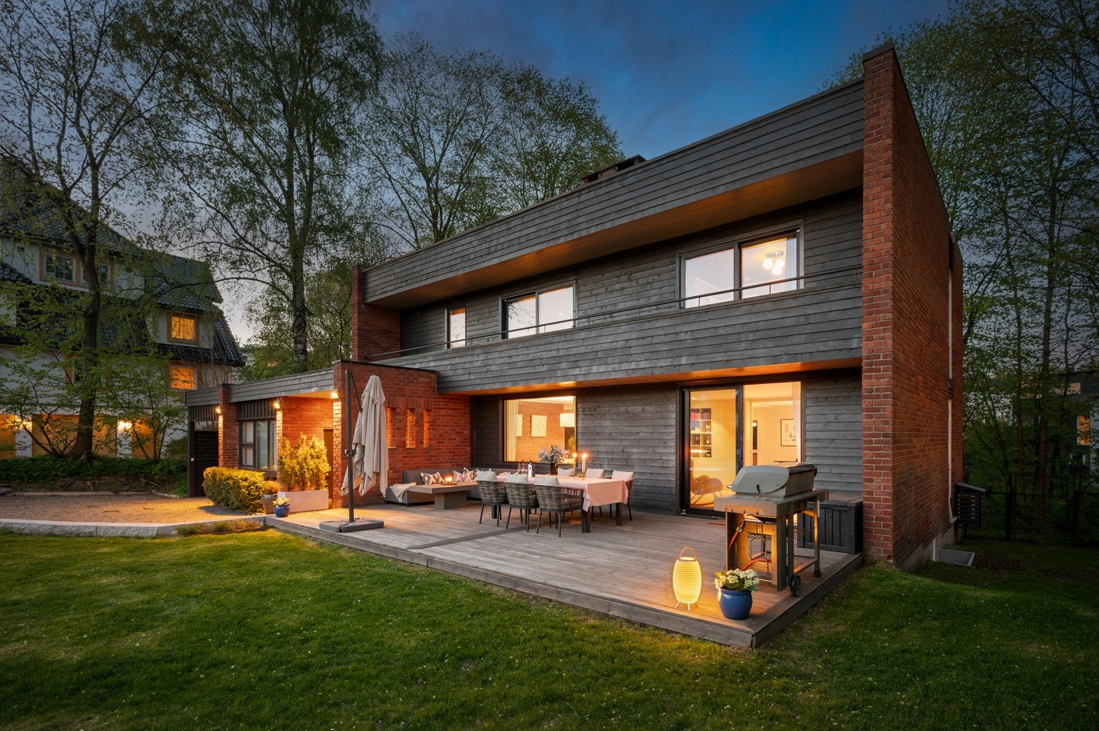 Boligen byr på hele 391 kvm fordelt over tre etasjer, med gode oppholdsarealer, 5 soverom og 3 bad Galleribilde