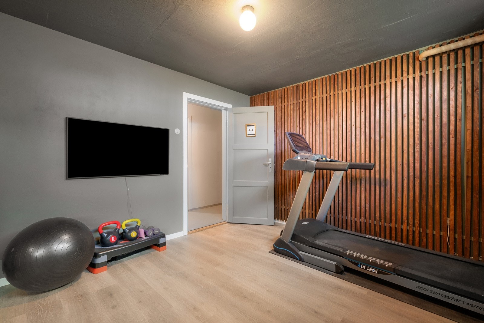 Flott treningsrom med plass til forskjellig utstyr. Egner seg godt til hjemmetrening og har en praktisk plassering i kjelleretasjen Galleribilde