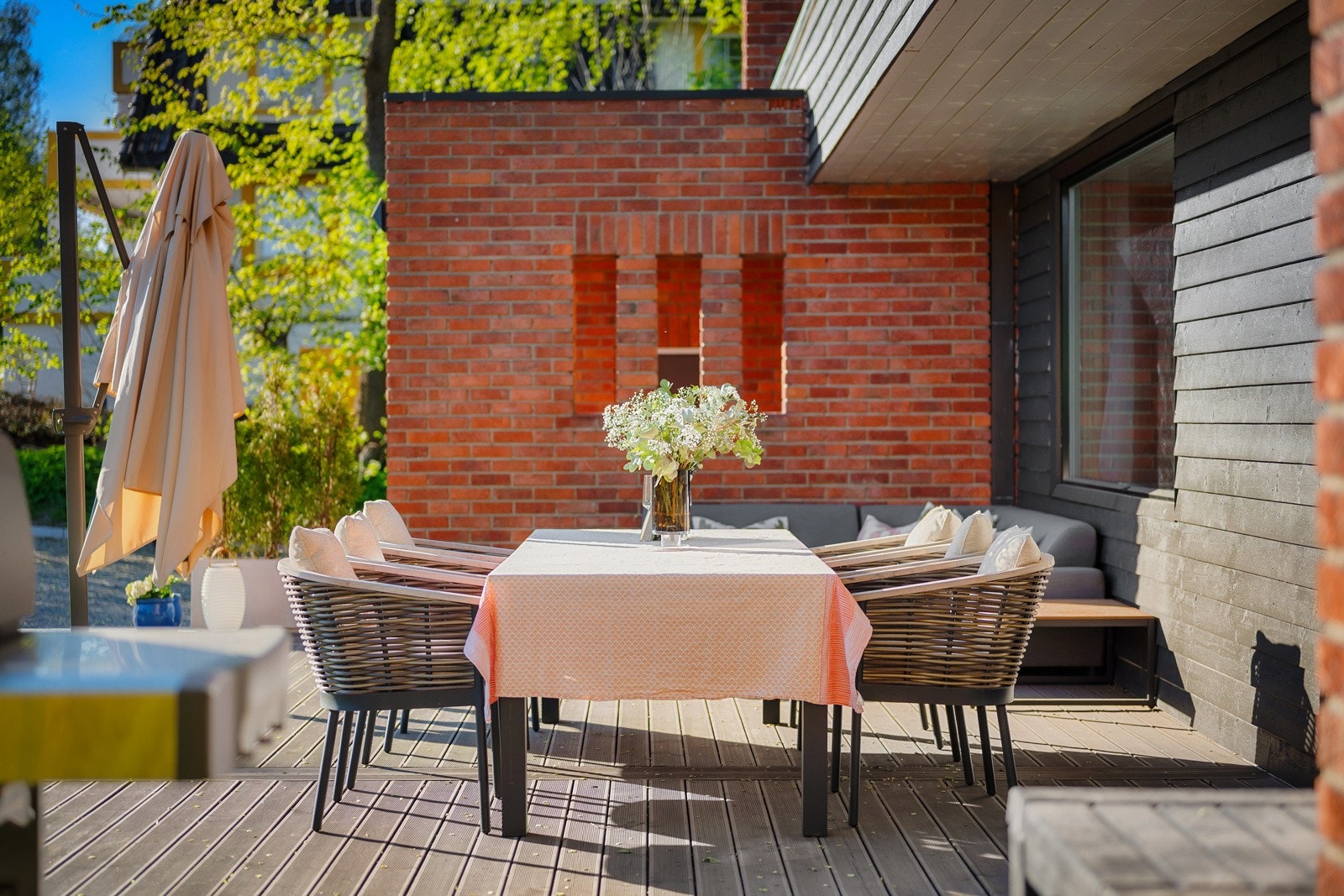 Her er det god plass til både spisegruppe og annet møblement, og utformingen legger godt til rette for utebruk store deler av året Galleribilde