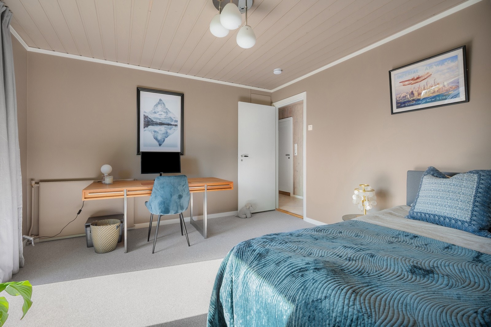 Rommet har teppebelagt gulv, malt panel i himlingen og moderne fargevalg på veggene Galleribilde