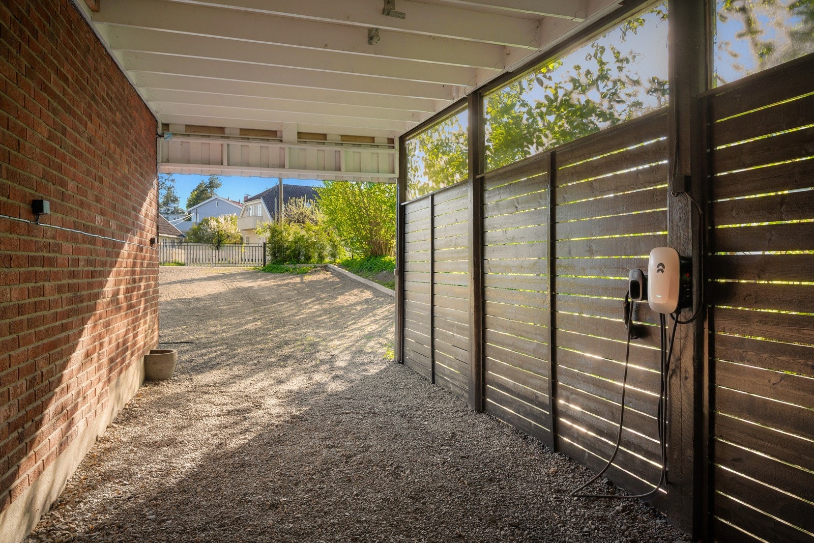 Boligen har carport med el-lader og plass til én bil, praktisk plassert i tilknytning til inngangspartiet Galleribilde