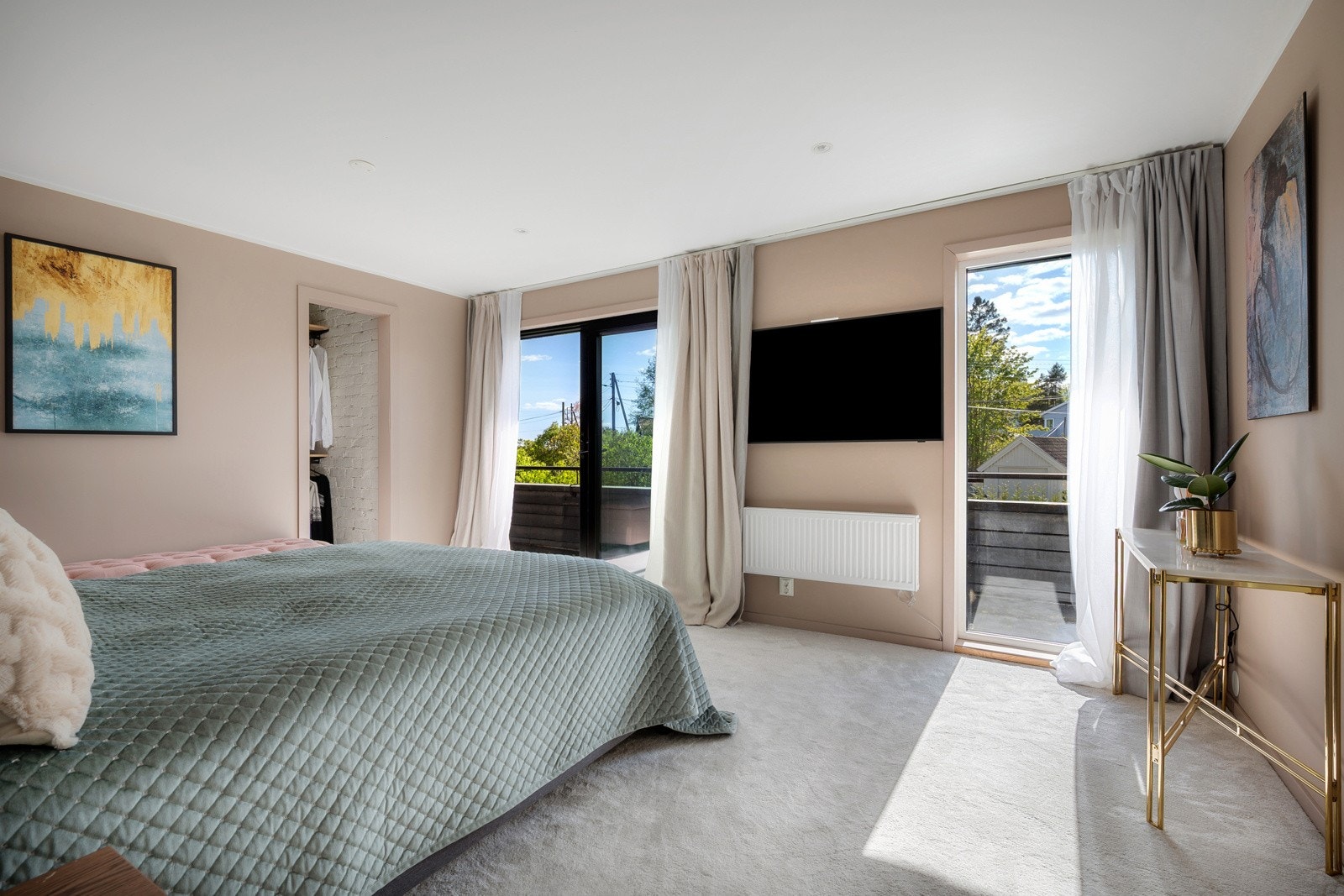 Hovedsoverommet er romslig og behagelig, med teppebelagt gulv og lyse, moderne fargevalg Galleribilde