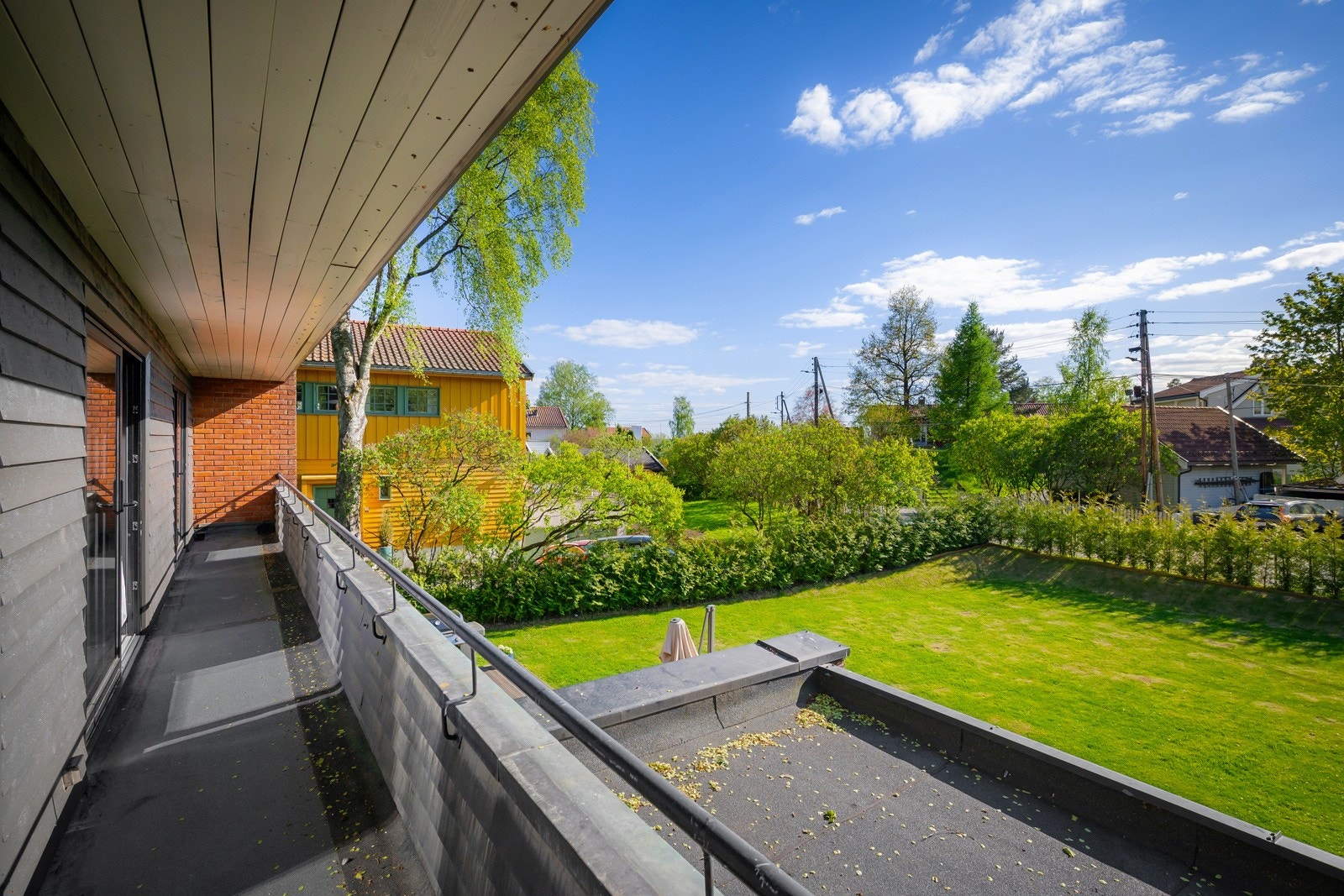 Fra rommet er det utgang til en terrasse med utsyn mot hagen Galleribilde