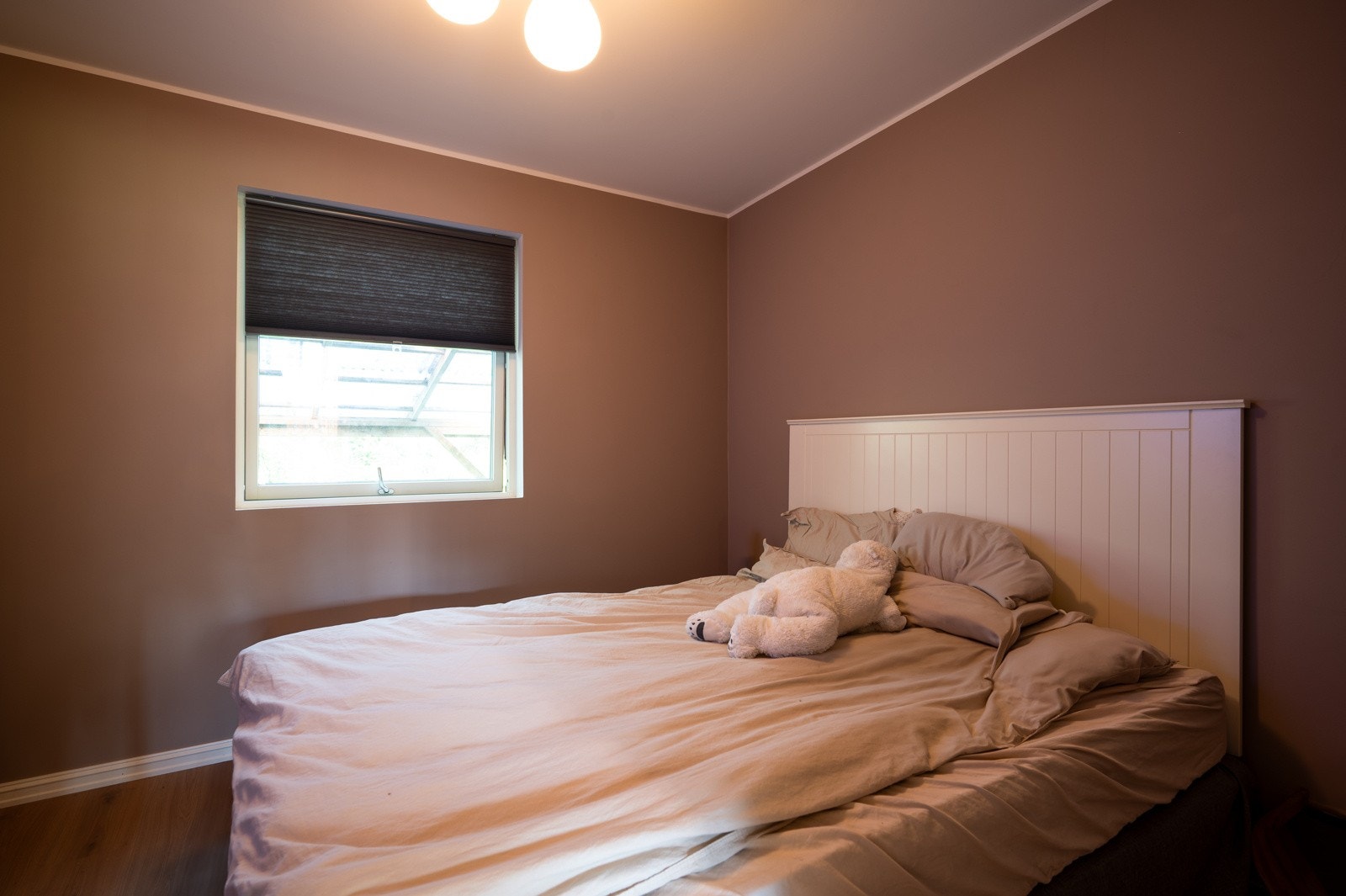 Soverommet har god plass til seng og oppbevaring Galleribilde