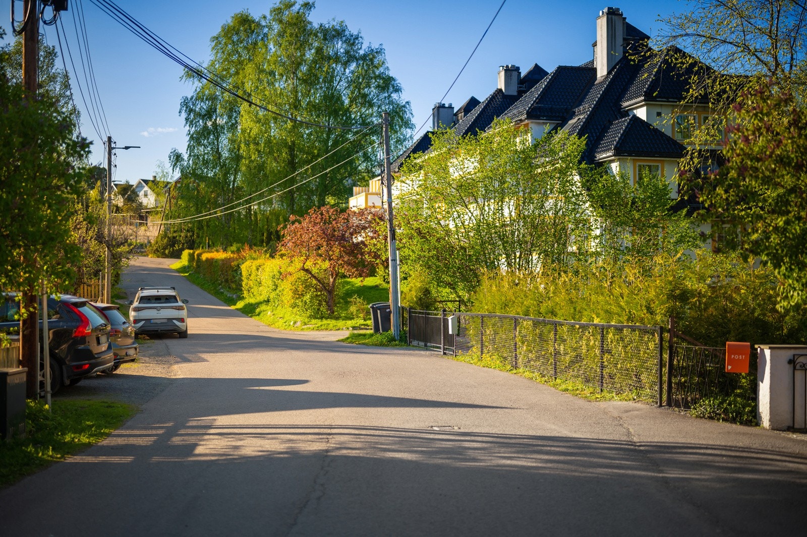 Nabolaget er grønt og hyggelig, med hovedsakelig småhus og villabebyggelse Galleribilde