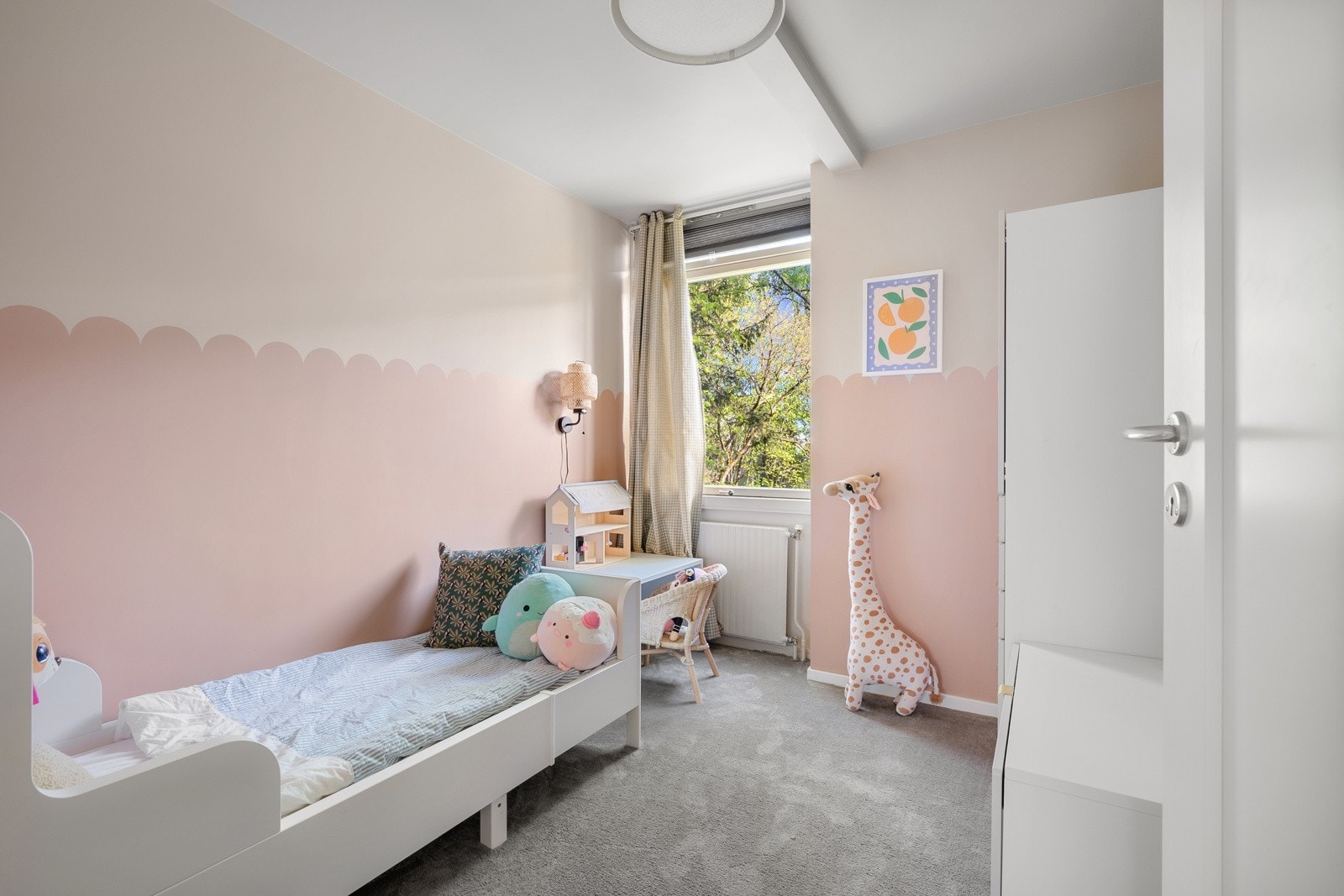 Alle rommene har vinduer som vender mot grønne omgivelser, og egner seg godt som barnerom, kontor eller gjesterom Galleribilde