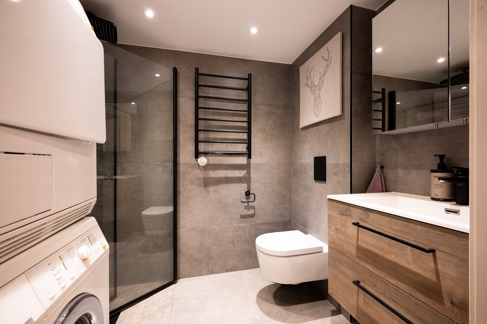 Badet er fra 2022 og har flislagte vegger og flislagt gulv med varmekabler Galleribilde